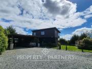Gran casa, cabaña, quincho y piscina en hermosa parcela,...