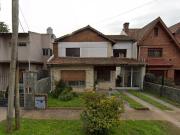 GRAN CASA CON PARQUE A METROS DE AV. JAURETCHE Y CENTRO...