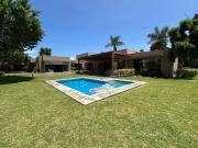 Gran casa con piscina, rodeada de jardines