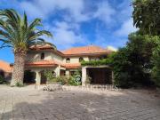 Gran casa de dos niveles en calle cerrada con linda...