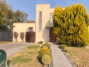 EN ARRIENDO CASA CONDOMINIO RUKAN, LOGIA, SALA, PISCINA