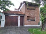 Gran chalet 5 ambientes con garage pasante, jardin y quincho