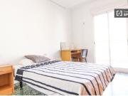 Gran habitación con amplio espacio de almacenaje en piso...