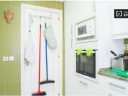 Gran habitación con armario empotrado en un apartamento...
