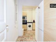 Gran habitación con baño en piso compartido, Gràcia