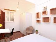 Gran habitación con cama doble