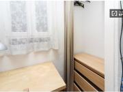 Gran habitación con cómoda en piso compartido, Chamberí