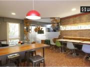 Gran habitación con escritorio en piso compartido, Eixample