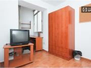 Gran habitación con escritorio en piso compartido,...