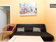 Gran habitación con escritorio en piso compartido,...