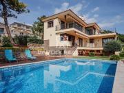 Gran oferta en Lloret de Mar. Práctica y moderna villa...