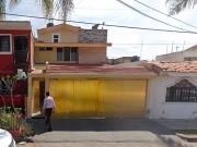 GRAN OPORTUNIDAD! AMPLIA CASA A PRECIO DE REMATE A UN...