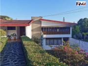 Gran residencia céntrica con amplio jardín bardeado, en...