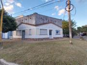 Gran terreno en esquina con 4 propiedades a refaccionar...