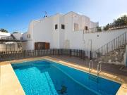 Gran villa independiente de dos plantas con piscina...