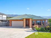 Grand 6 Bedroom Family Home with Breathtaking Escarpment...