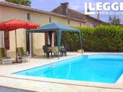 Grand bungalow au milieu d'un village populaire avec...