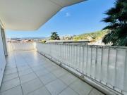 GRAND DUPLEX EN ETAGE a 5 MM A PIED DE LA RUE D'ANTIBES
