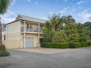 GRAND FAMILY LIVING WITH QUEENSLANDER CHARM