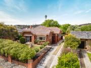 Grand Opportunity: Classic East Albury on 1009m²