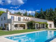 Grand villa avec vaste terrain, piscine, et...