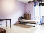 Grande camera in appartamento con 3 camere da letto a...