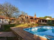 Grande casa em conjunto com outra em condominio mais piscina