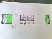 Grande chambre avec balcon dans immeuble standing