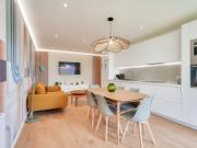 Grande chambre avec douche privative à La Défense