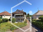 Grande maison avec 3 niveaux habitables et garages à...