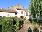 Grande maison avec jardin clos dans un village médiéval