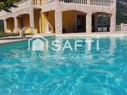 Grande maison avec piscine et vue montagne