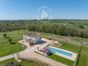 Grande maison avec piscine sur 2 hectares 245m²...