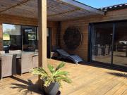 Grande maison contemporaine avec piscine et vue dégagée...