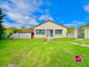 Grande maison en pierre avec dépendances et jardin
