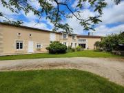 Grande maison en pierre avec piscine hors sol