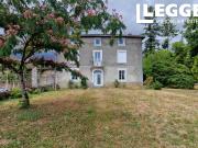 Grande maison familiale avec dépendances sur un grand...
