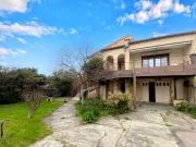 Grande maison familiale pleine de cachet avec jardin arboré