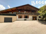 Grande maison familiale située à la périphérie de Bourg...