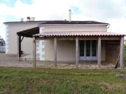 Grande maison individuelle de 4 chambres avec piscine située