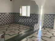 Grande maison, que Dieu bénisse, sur la rue principale...