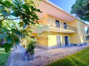 Grande moradia em zona nobre de Oeiras com bonito jardim