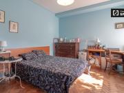 Grande quarto em casa com 6 quartos em Oeiras, Lisboa