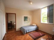 Grande sobrado em rua tranquila e arborizada, prÃ³ximo Ã...