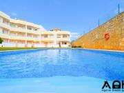 Grande terraço privativo de frente para a piscina