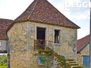 Grande tour à restaurer avec un passage sur une colline...