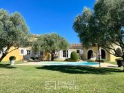 Grande villa provençale avec jardin paysager et piscine,...