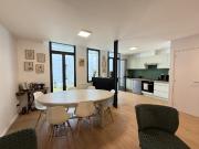 Grands bureaux avec grande cour