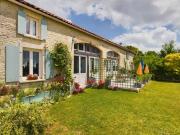 Grange magnifiquement rénovée avec un joli jardin clos