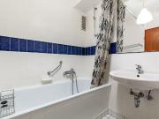 Great, bright flat in nice, green area and quite...